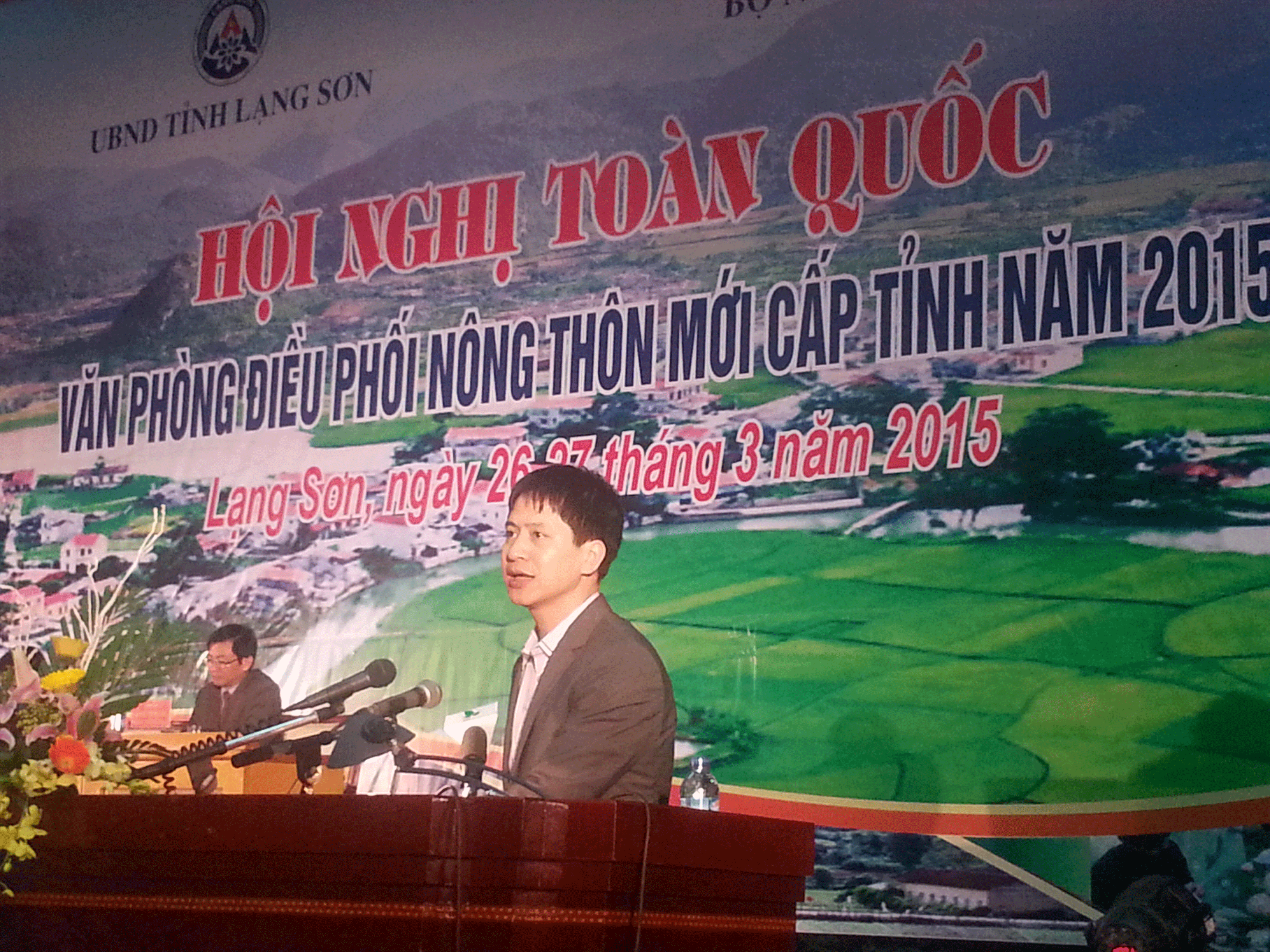 Đồng chí Nguyễn Minh Tiến - Phó Cục trưởng, Phó Chánh văn phòng điều phối Trung ương báo cáo tại Hội nghị   