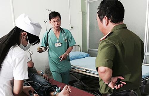 Ông N. bị ngất xỉu tại Công an phường Phú Hài và được lực lượng công an đưa đến bệnh viện cấp cứu. Ảnh: PN