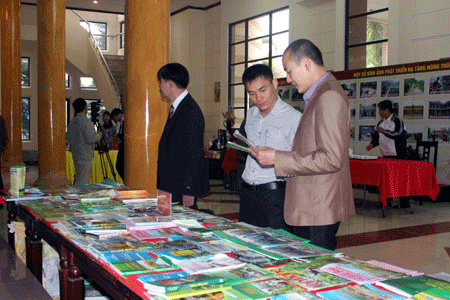 Các đại biểu thăm quan khu trưng bày các ấn phẩm tuyên truyền xây dựng NTM của các tỉnh thành. 