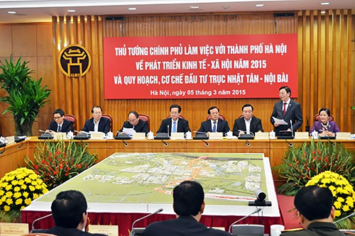 Chủ tịch UBND TP Nguyễn Thế Thảo báo cáo quy hoạch trục Nhật Tân - Nội Bài tại buổi làm việc với Thủ tướng Nguyễn Tấn Dũng sáng 5-3 (Ảnh: Phú Khánh)