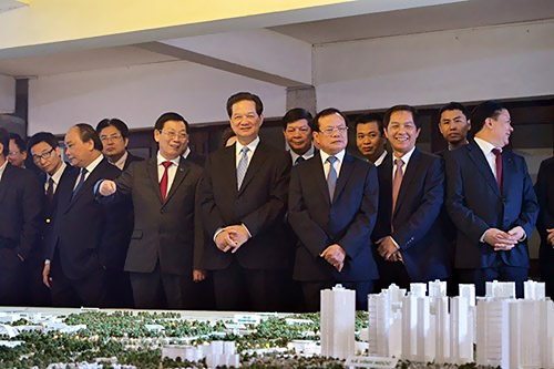 Thủ tướng Nguyễn Tấn Dũng cùng các đồng chí lãnh đạo xem mô hình Đồ họa quy hoạch xây dựng trụng Nhật Tân - Nội Bài (Ảnh: Phú Khánh)