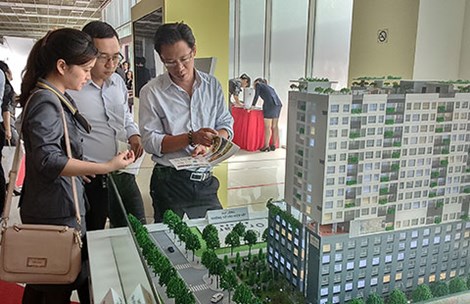 Khách hàng tham quan tìm hiểu mô hình căn hộ mẫu tại một dự án bất động sản ở quận 7, TP.HCM. Ảnh: QH