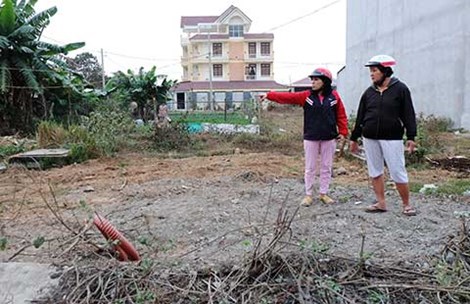 Bà Trần Thị Thúy Liễu (phải) giật mình vì được yêu cầu đóng thêm gần 300 triệu đồng cho phần diện tích chênh lệch của nền đất tái định cư. Ảnh: VIỆT HOA 