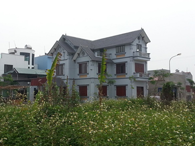  Những căn biệt thự được xây dựng trong Cụm sản xuất làng nghề tập trung ở xã Vân Hà. Ảnh: HUY BÌNH