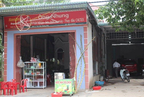 Hộ dân này ghi địa chỉ khối 17 thị trấn Hương Khê nhưng thực tế đang là công dân xóm 9 xã Phú Phong. Ảnh: Trần Tuấn.