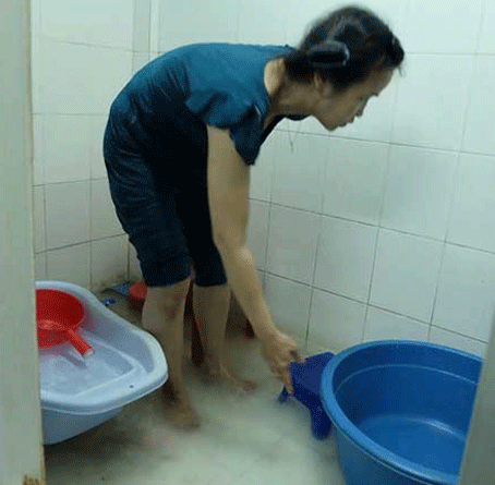 Nhà bà Nguyễn Thị Tuyết ở trên lầu cũng bị ứ đọng nước, nhà vệ sinh cứ lềnh bềnh. Ảnh: VH