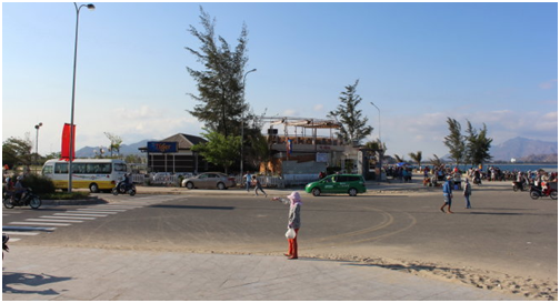 Nhà hàng Vi Hồng xây dựng trong công viên biển Bình Sơn án ngữ ngay lối ra vào bãi tắm công cộng của người dân, du khách - Ảnh: M.Trân