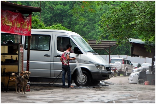 Phía cổng đường Lê Duẩn nhìn vào là một bãi rửa xe hoạt động liên tục từ sáng đến tối.