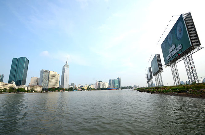 Nhiều nơi trên bờ sông Sài Gòn đã trở thành lãnh địa riêng, khắc phục tình trạng này không hề đơn giản - Ảnh: Thanh Tùng