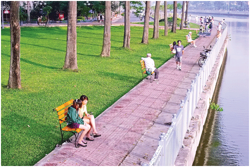  Người dân tận hưởng môi trường xanh kênh Nhiêu Lộc - Thị Nghè. Ảnh: VĂN KHÁNH 