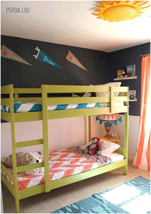 Giường tầng luôn là giải pháp hữu ích với các căn phòng chật. Các bé cũng thích leo trèo lên xuống nơi ngủ của mình.