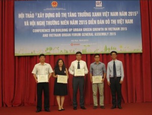 Tổng thư ký VUF Trần Quốc Thái trao Chứng chỉ chứng nhận thành viên cho các tổ chức thành viên mới.