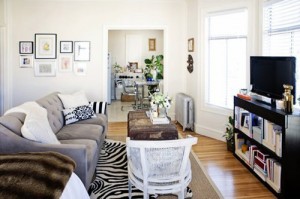 Nếu bạn muốn tạo ra những khu vực riêng biệt ở nhà nhỏ, bạn có thể đặt sofa ở giữa nhà.