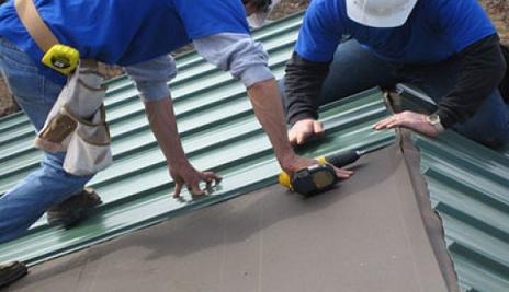 Tôn là vật liệu dễ lắp đặt cho mái nhà, mức giá từ 90.000 – 250.000 đồng/m2. Tuy nhiên, yếu điểm của tôn là khả năng hấp thụ nhiệt cao, để khắc phục người mua có thể chọn tôn ép dính lớp PU, tôn mạ kẽm. 