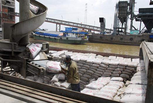 Xuất khẩu xi măng, doanh nghiệp Việt bất lực khi bị chèn giá