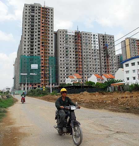 Thi công xây dựng chung cư tại phường Bình Khánh, quận 2. Ảnh: HTD