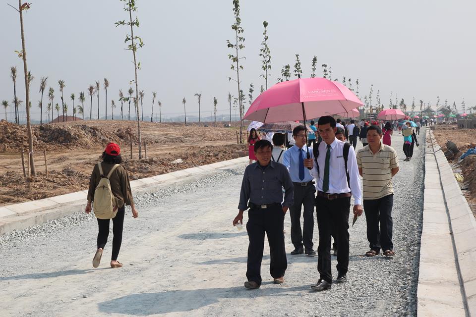 Khách hàng tham quan một dự án đất nền ở huyện Đức Hòa, Long An
