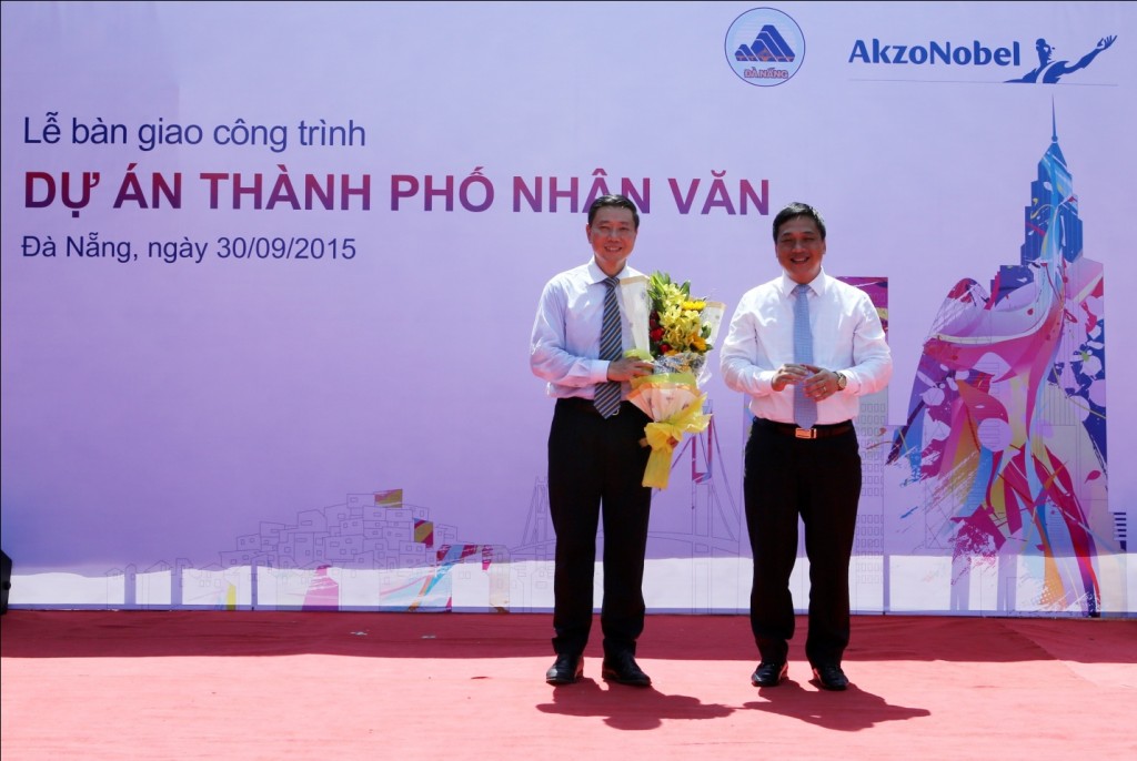 Lãnh đạo quận Ngũ Hành Sơn tặng hoa cảm ơn đại diện công ty AkzoNobel   