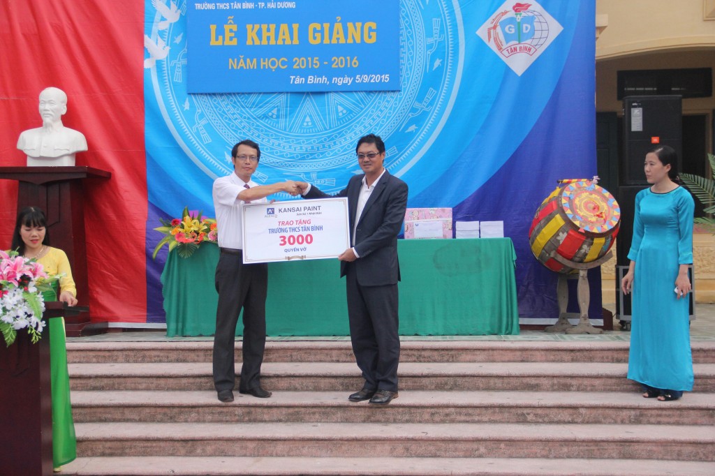 Ông Tan Tiew How - Tổng giám đốc công ty TNHH Sơn Kansai Alphanam trao tặng 3000 cuốn vở cho trường THCS Tân Bình (Hải Dương)