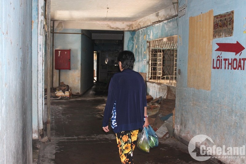 Chung cư 727 Trần Hưng Đạo, quận 5 vẫn còn 10 hộ dân bám trụ dù đã xuống cấp nghiêm trọng.