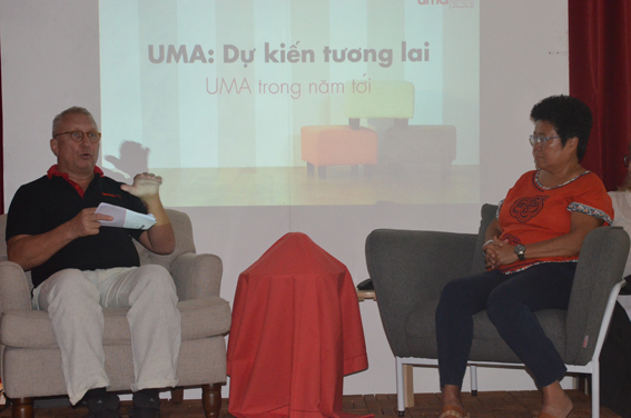 Chủ tịch và Giám đốc điều hành August Wingrardh (bên trái) giới thiệu tình hình UMA hiện tại và dự kiến tương lai