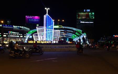 Vòng xoay đường Nguyễn Văn Linh và Hoàng Diệu được thiết kế độc đáo bởi hình tháp xoắn ốc có hình vòm cung uốn lượn tượng trưng cho những ước muốn về một thành phố bay cao, bay xa hơn nữa trong tương lai. Ảnh Tùng Anh