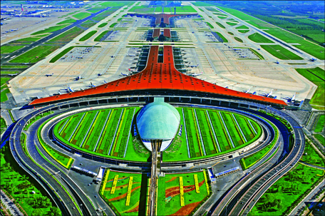 Khối sảnh đón có cấu trúc mái vòm cong, kết nối chặt chẽ với hệ thống đường giao thông đường bộ,  phía trước là mái vòm nhỏ mầu xanh của ga đường sắt đô thị, Ga hàng không quốc tế Teminal 3 - Sân bay Thủ đô Bắc Kinh
