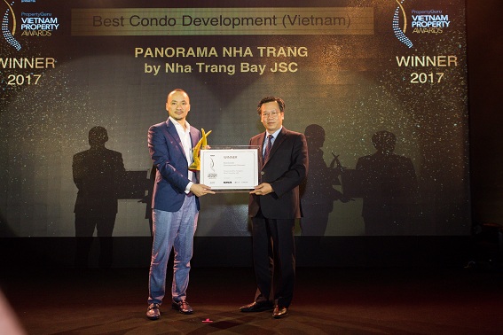 Đại diện Công ty cổ phần Đầu tư Xây dựng Vịnh Nha Trang nhận giải thưởng tại Vietnam Property Award diễn ra vào 2/6