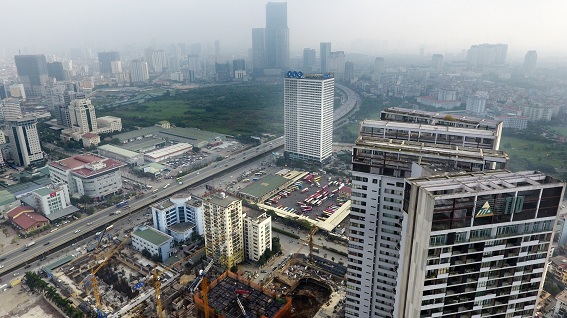 Nhà cao tầng xây mới với mật độ cao dọc đường vành đai 3, TP Hà Nội