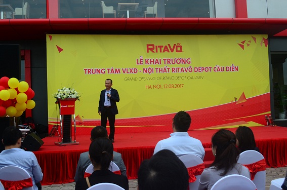 Ông Võ Mậu Quốc Triển – Chủ tịch Công ty RitaVõ phát biểu khai trương Trung tâm Vật liệu xây dựng và nội thất RitaVõ Depot Cầu Diễn