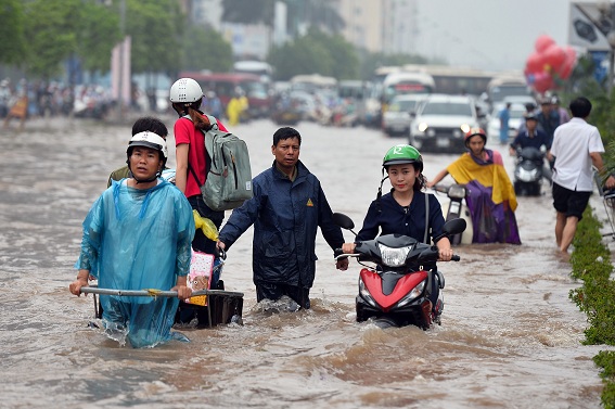 Ngập nước trên tuyến phố Thái Hà (Đống Đa, Hà Nội)