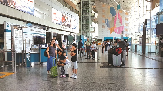 Nhà ga hành khách đi máy bay  trong lòng Trung tâm Tài Chính Quốc tế (IFC),  Hong Kong