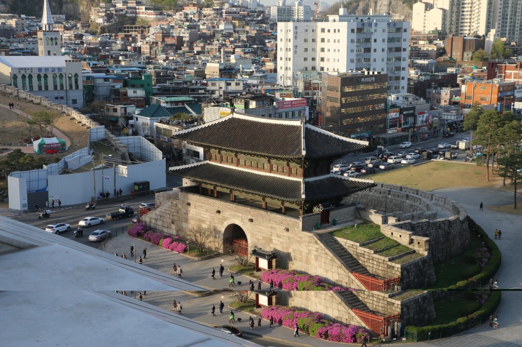 i sản đô thị công thành Dongdaemun được bảo tồn  tại trung tâm đô thị TP Seoul Hàn Quốc, trở thành một biểu tượng thương hiện đô thị 