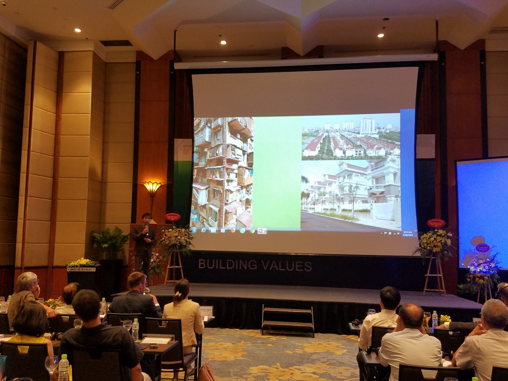 PGS TS KTS Hoàng Mạnh Nguyên - Giám đốc điều hành Viện Nghiên cứu và Phát triển công trình Xanh Việt Nam phát biểu dẫn đề hội thảo