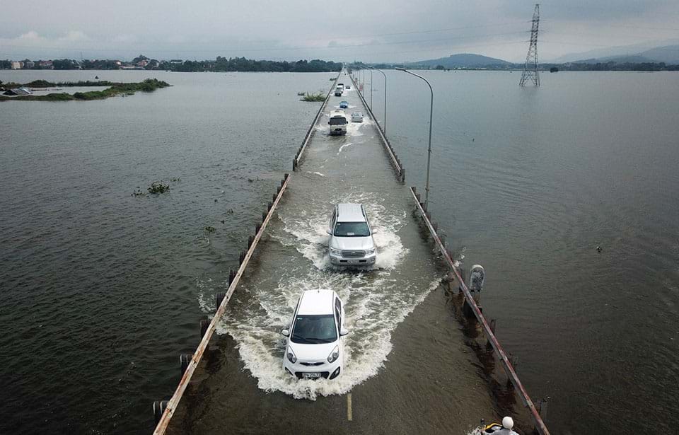 Vùng ngoại thành Hà Nội bị ngập lụt do thủy điện Hòa Bình xả lũ hồi tháng 7.2018. Ảnh: Zing