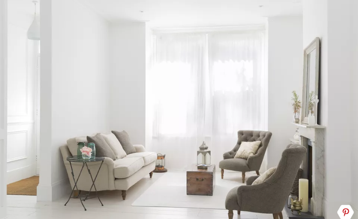 Giống như với nội thất sáng màu, tấm rèm tươi sáng sẽ giúp phòng khách nhà bạn trông rộng và thoáng hơn bội phần so với diện tích thực.