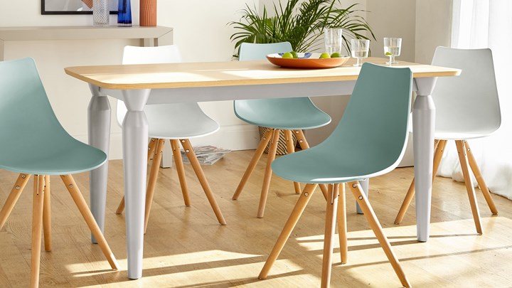 Ghế ăn thiết kế theo phong cách hiện đại với hai gam màu chủ đạo là xanh dương và màu be, chân bàn có cùng màu sắc với ghế tạo sự “đồng điệu” và cá tính.