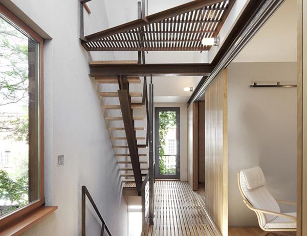 Cầu thang là khu vực được sử dụng nhiều trong nhà bởi đây là điểm kết nối các không gian trong ngôi nhà với nhau. Chính vì vậy mà nó thường được chăm chút trong thiết kế và yêu cầu cao trong thẩm mỹ.