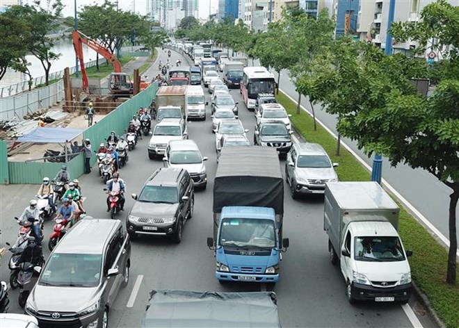 Các phương tiện di chuyển trên đại lộ Võ Văn Kiệt ở Thành phố Hồ Chí Minh. (Ảnh: Hoàng Hải/TTXVN)
