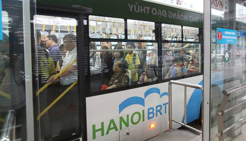 Tuyến xe buýt nhanh BRT Kim Mã - Yên Nghĩa thường đông khách vào giờ cao điểm buổi chiều. Ảnh: Ngọc Thành.