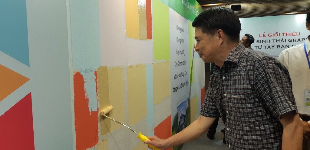 Khách hàng đang trải nghiệm sản phẩm sơn Graphenstone trong dịp ra mắt tại TP Hồ Chí Minh.