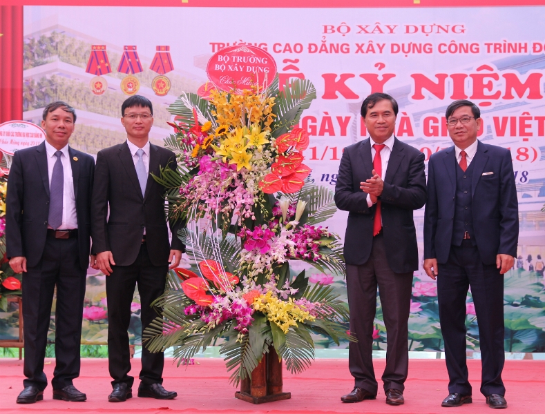 Thứ trưởng Bộ Xây dựng Lê Quang Hùng tặng hoa chúc mừng Trường Cao đẳng Xây dựng công trình đô thị