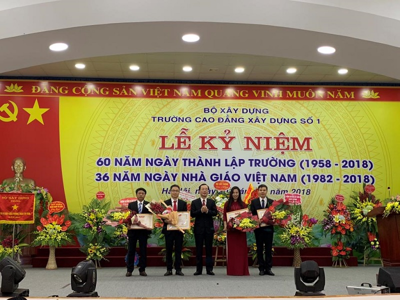 Bộ trưởng Phạm Hồng Hà trao tặng bằng khen cho các tập thể, cá nhân xuất sắc của trường Cao đẳng Xây dựng số 1
