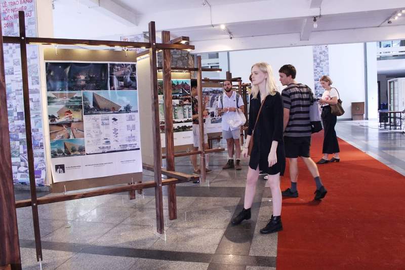 Đồ án tốt nghiệp xuất sắc của ngành Kiến trúc, xây dựng năm 2018 được trưng bày tại sảnh trường UAH. (ảnh UAH)