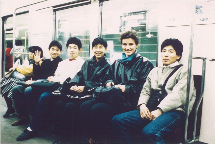 Francine Houben (thứ 2 bên phải qua trái) và Kazuyo Sejima (cạnh bên trái) trên tàu điện Tokyo vào năm 1985 (ảnh: Mecanoo)
