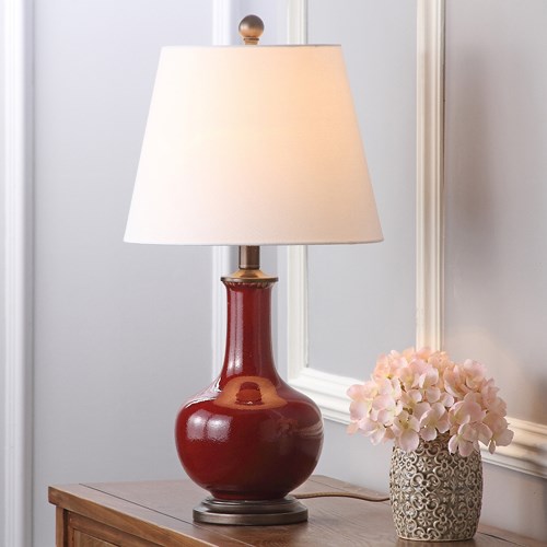Lấy cảm hứng từ các sản phẩm đồ gốm phương Đông, chiếc đèn bàn mang đến không khí ấm áp và dễ chịu cho phòng ngủ theo phong cách truyền thống