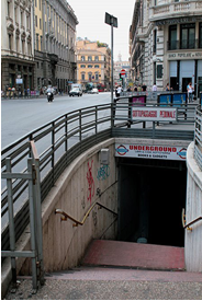 Hình 1: Một hiệu sách tận dụng đường hầm bộ hành đã bị đóng cửa tại Ý