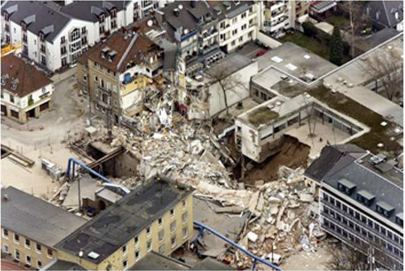 Hình 7: Sự sụp đổ của Thư viện lịch sử Cologne (Đức) vào năm 2009 do việc thi công tuyến tàu điện ngầm