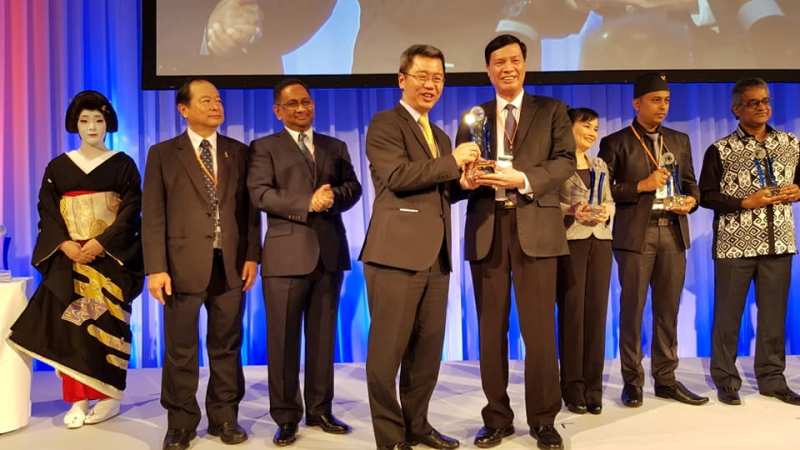 Chủ tịch UBND tỉnh Quảng Ninh Nguyễn Đức Long (phải) nhận giải thưởng ASOCIO 2018 dành cho chính quyền số tỉnh Quảng Ninh