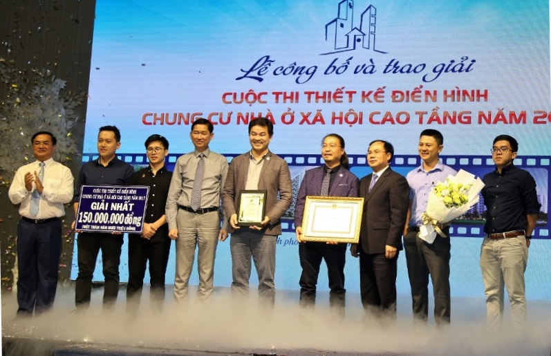 Thứ trưởng Bộ Xây dựng Nguyễn Văn Sinh cùng Ban tổ chức trao thưởng cho đơn vị đạt giải Nhất cuộc thi thiết kế điển hình chung cư nhà ở xã hội cao tầng năm 2017